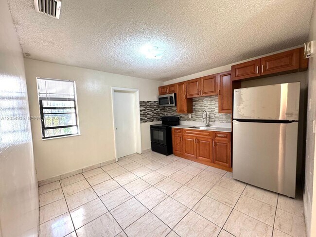 Foto del edificio - 7715 NW 2nd Ct
