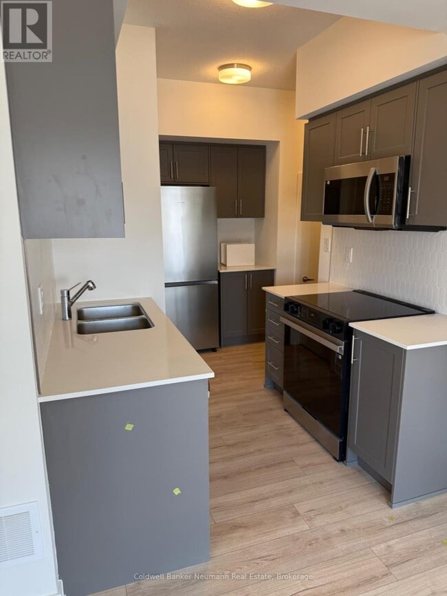 Photo du bâtiment - 940-940 St David St N