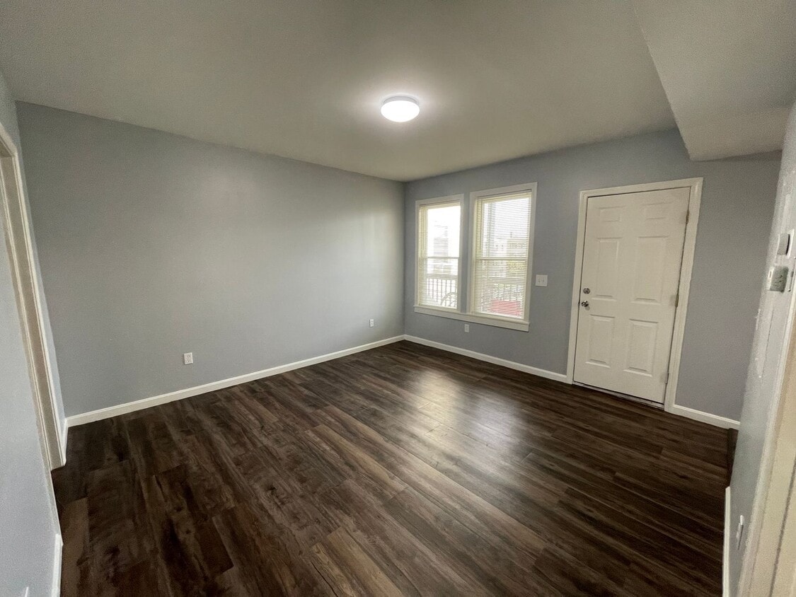 Primary Photo - Bright and Beautiful Second Floor 2 Bedroo...
