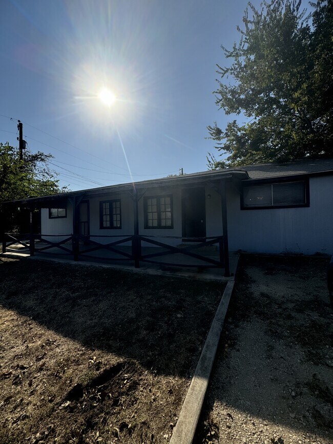 Foto del edificio - 405 N Burleson St