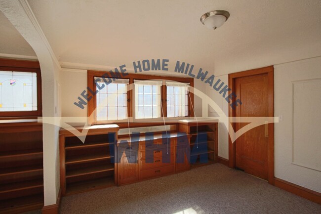 Building Photo - COMING SOON! Lovely 2 Bedroom Upper Unit i...