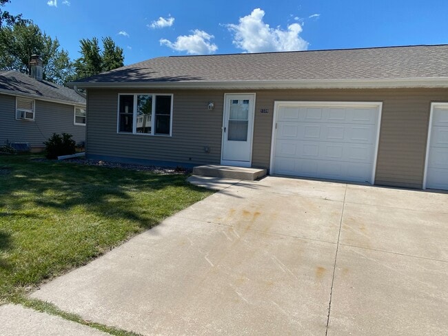 Building Photo - 1339 Primrose Ln