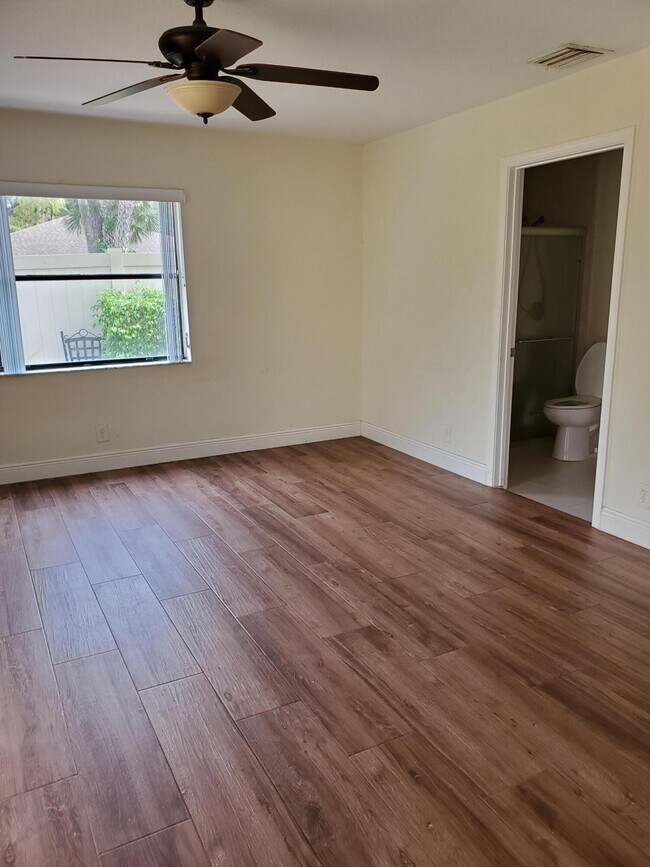 Building Photo - 1126 Hyacinth Pl