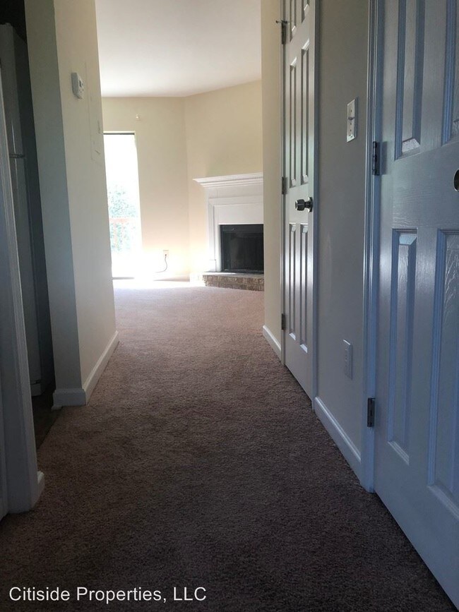 Building Photo - 5897-5899 Sheldon Ct