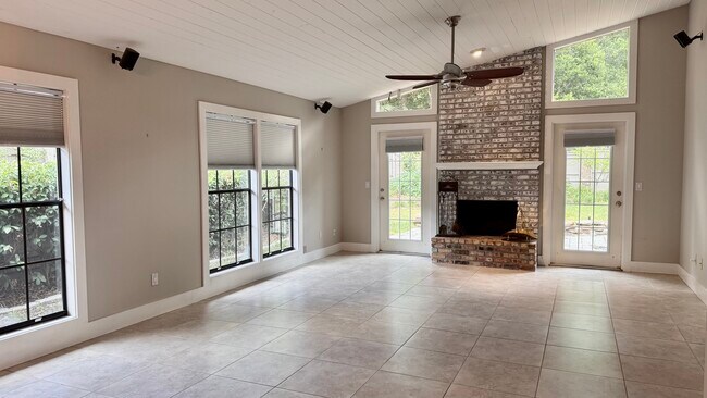 Foto del edificio - 241 Hummingbird Ln