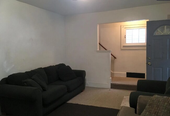 Foto del edificio - Charming 3-Bedroom Colonial with Finished Basement & Fireplace