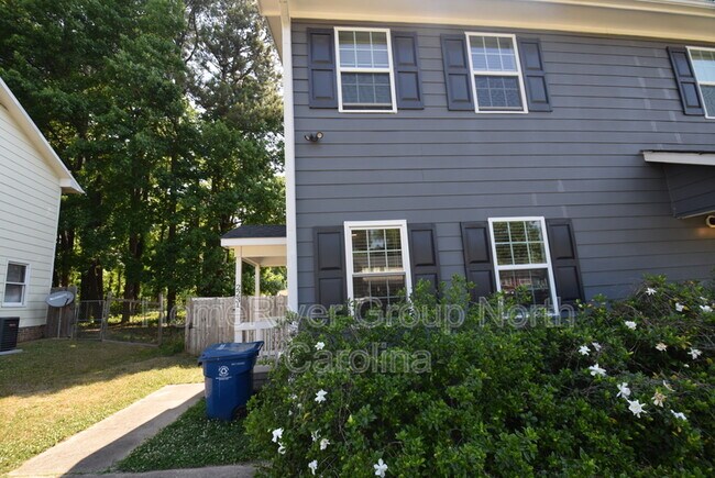 Foto del edificio - 223 Bridgefield Pl