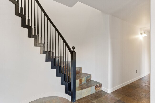 Building Photo - Beautiful 3 Bedroom 3 Bathroom Home With Stunning Views