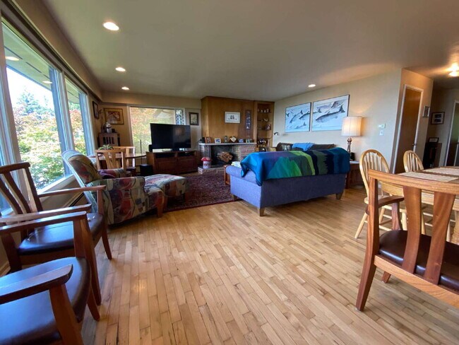 Foto del edificio - Spacious 5-Bedroom Home with Stunning View...
