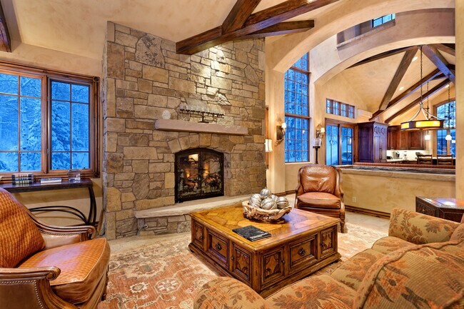 Foto del edificio - 916 Pine Crest Dr