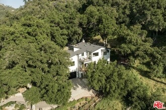 Building Photo - 1149 Old Topanga Canyon Rd