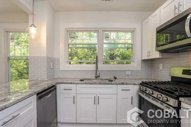 Foto del edificio - 678 Moreland Ave NE