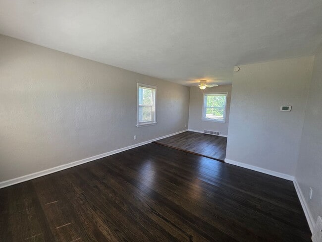 Building Photo - 2 Bed Duplex Near Downtown Liberty & William Jewell!