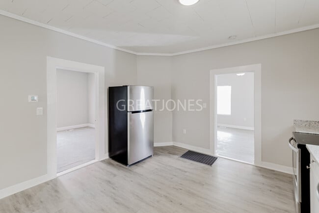 Building Photo - NOW OFFERING 1/2 MONTH FREE WITH A SIGNED ...