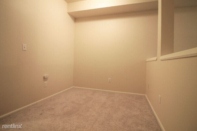 Building Photo - Studio, 1 bath Condo - 501 225TH LN NE