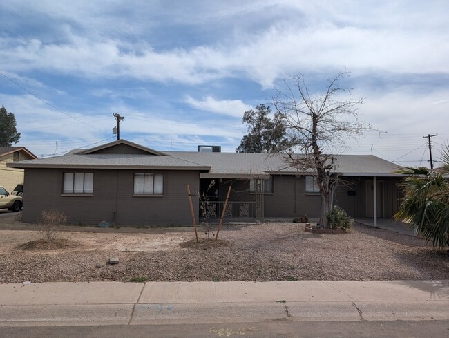 Foto del edificio - Maryvale 4-bedroom with covered parking