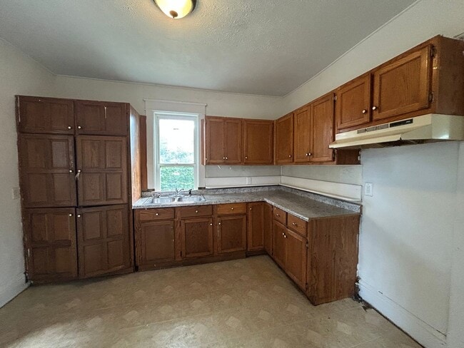 Building Photo - 3-Bedroom, 1-Bathroom Home – RSVP Code Cer...