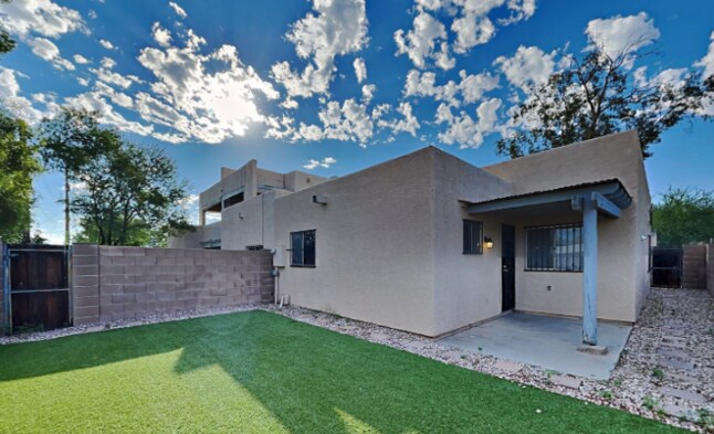 Building Photo - 2831 N Adelaide Pl