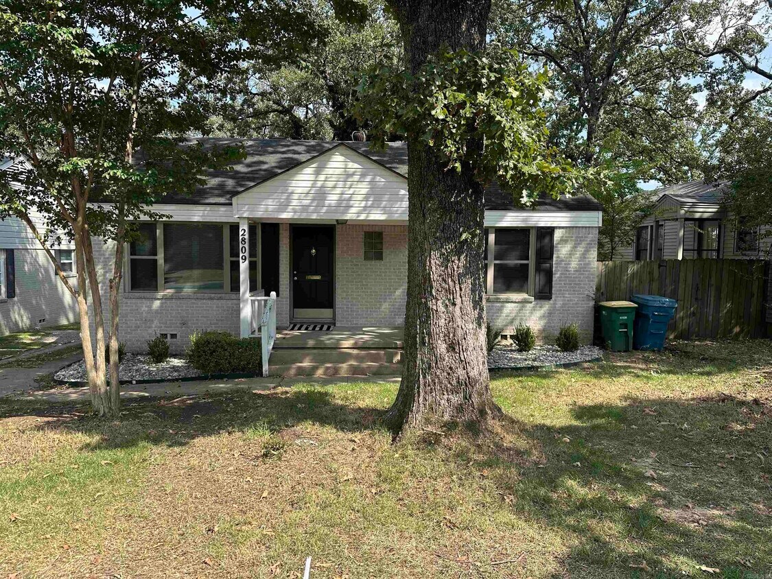 Foto principal - 2809 N University Ave