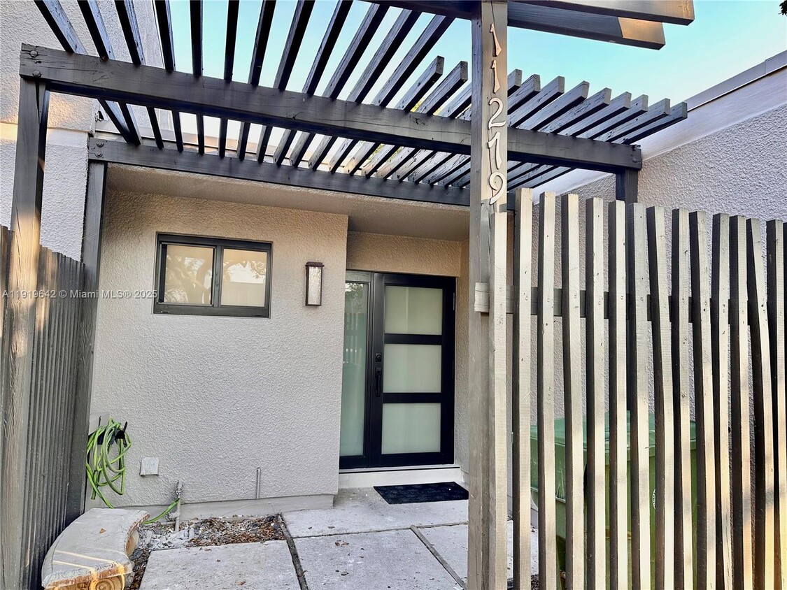 Foto principal - 11279 NW 15th Ct