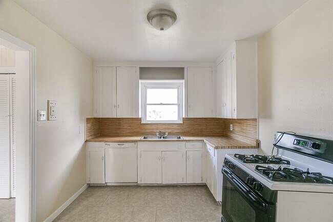 Building Photo - 3314 Albemarle Dr