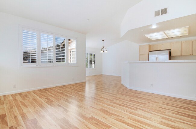 Building Photo - Spacious Townhome | Desirable Orange Location