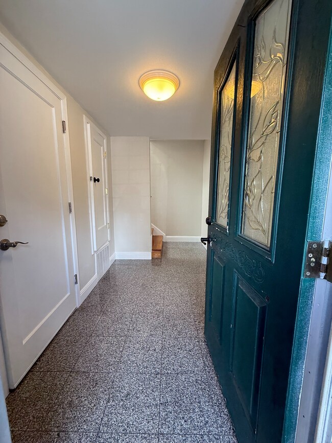 Foto del edificio - Spacious 3 Bedroom Home Minutes from City ...