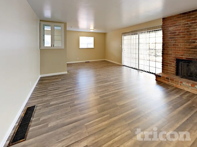 Foto del edificio - 1355 Royal Dr