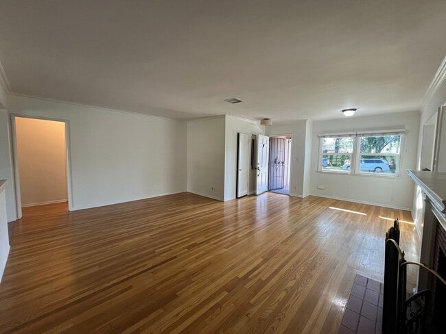 Building Photo - Sherman Oaks 3+2 w/appliances, family room, central air + more! (13627 Huston)