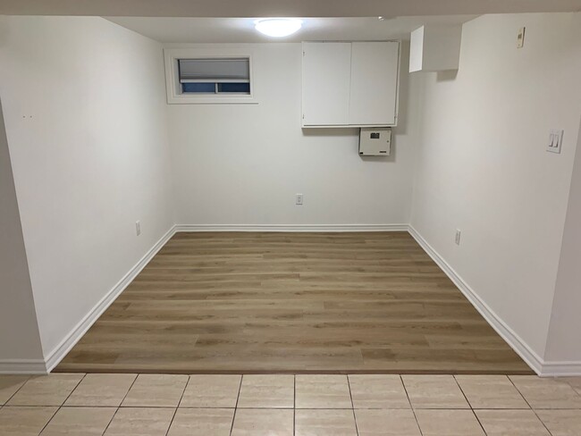 Photo du bâtiment - Large, 2 Bedroom + Den Apartment in Leslie...