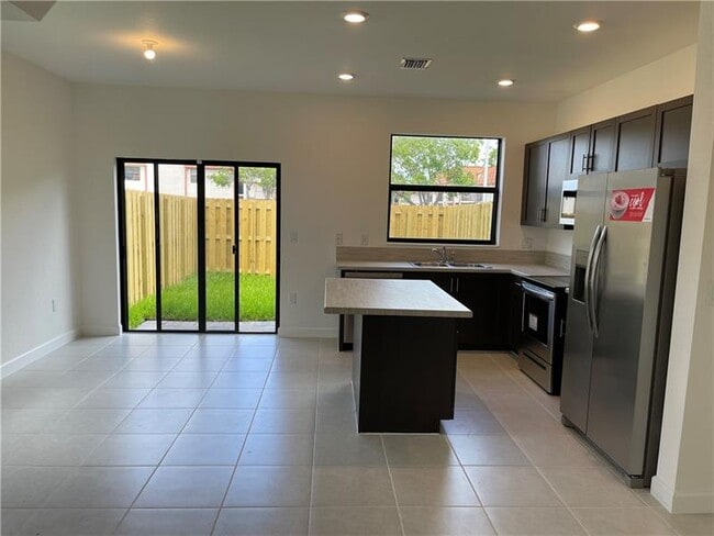 Foto del edificio - 20651 NE 7th Pl