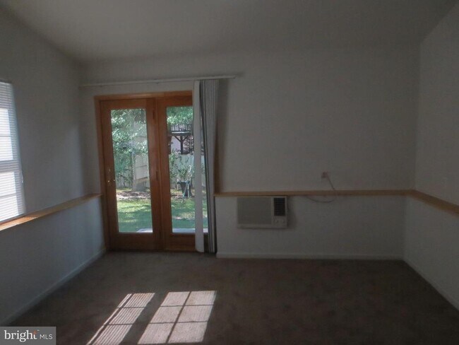 Foto del edificio - 8219 Tuckerman Ln