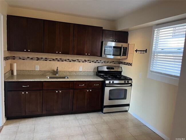 Foto del edificio - 230 Westbury Ave