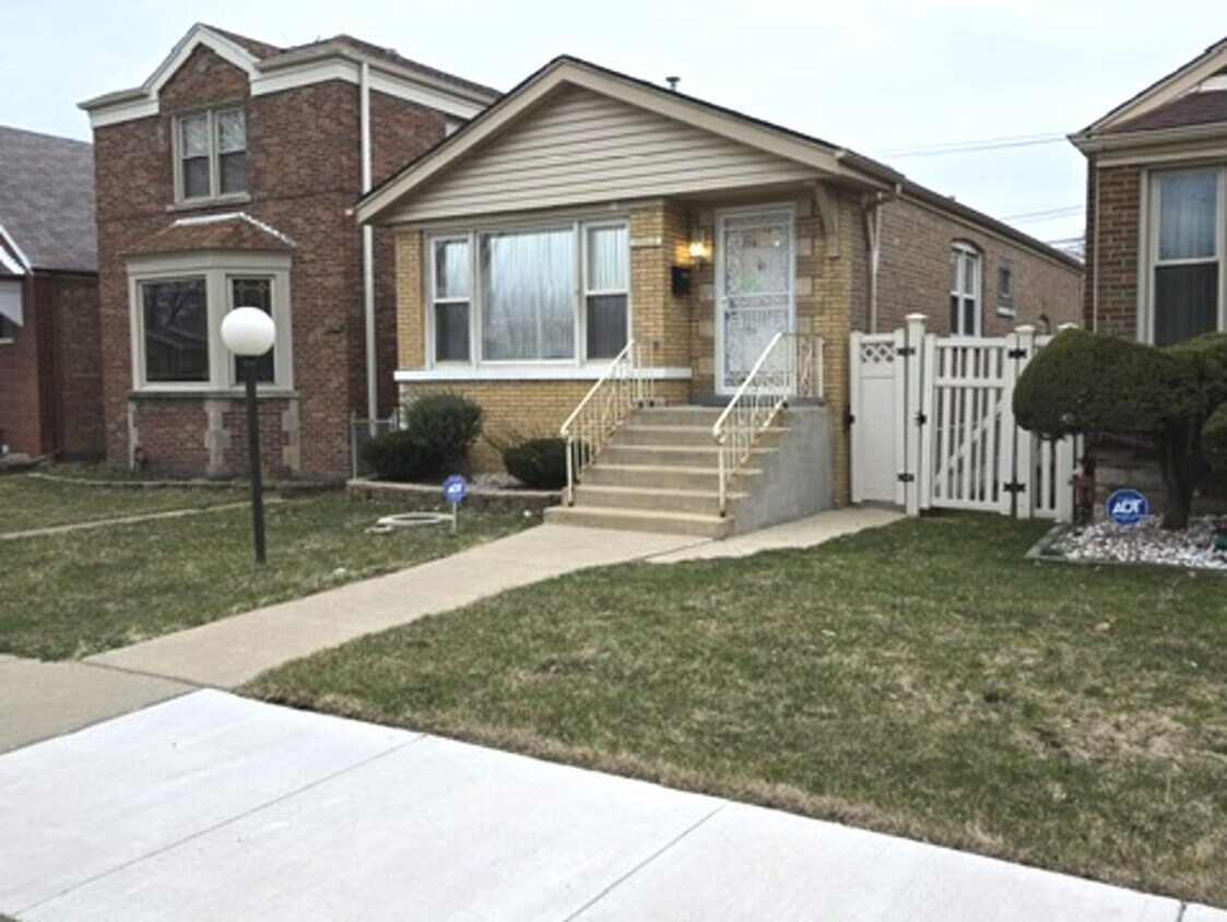 Foto principal - 8942 S Cornell Ave