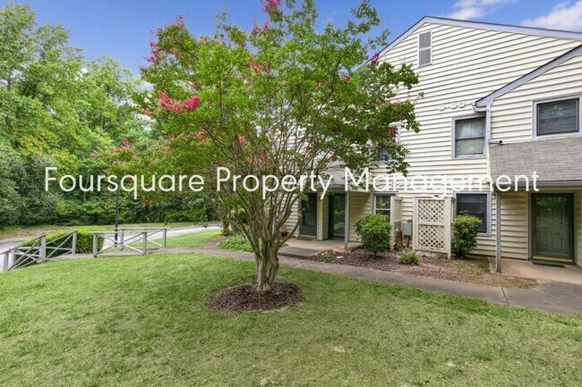 Foto del edificio - Charming 1st-Floor End-Unit Condo with Gas Log Fireplace, Private Back Porch & Community Pool – T...