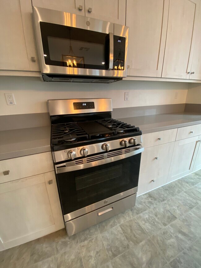 Building Photo - 6032 Mariposa Dr