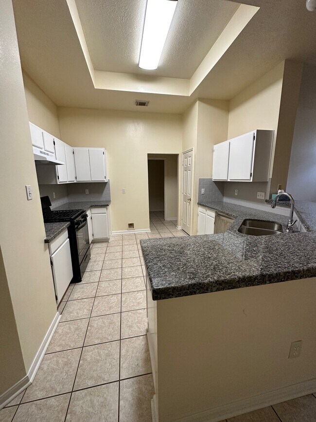 Foto del edificio - 6815 Stratford Park Dr