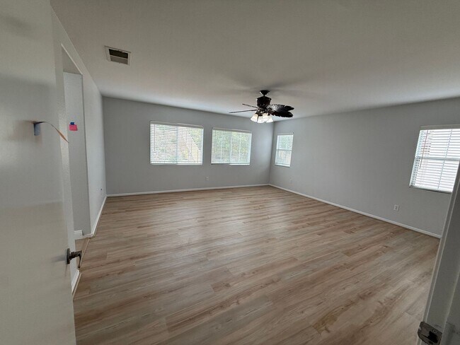 Foto del edificio - Close to Camp Pendelton Spacious 6-bedroom...