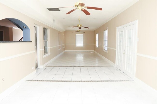 Building Photo - 7331 Greenwood Point Dr
