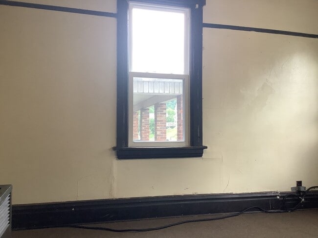 Building Photo - 501-503-503 McLane Ave