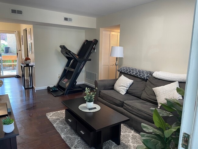 Building Photo - 1508 E Swan Cir