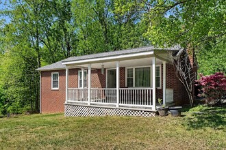 Building Photo - 703 Oak Creek Rd