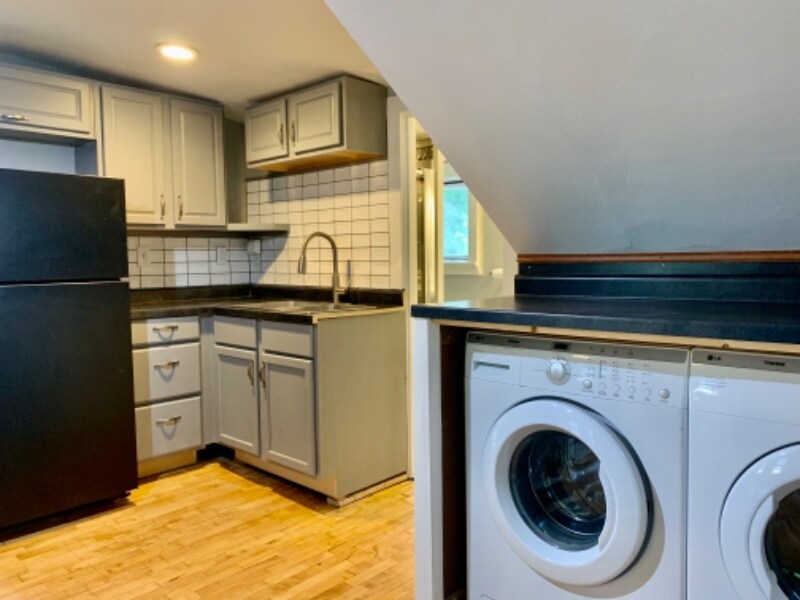 816 1/2 W Winnebago St, Appleton, WI 54914 Room for Rent in Appleton