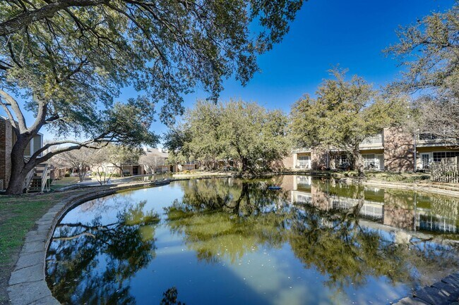 Foto del edificio - 2Bedroom Lakeshore view Condo-Carrollton