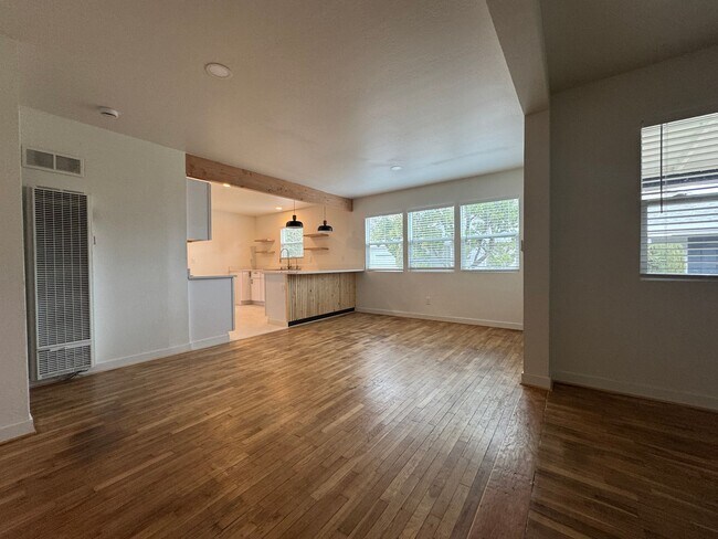 Foto del edificio - 2 Bedrooms, 1 Bath, Garage, Washer and Dryer Hookups