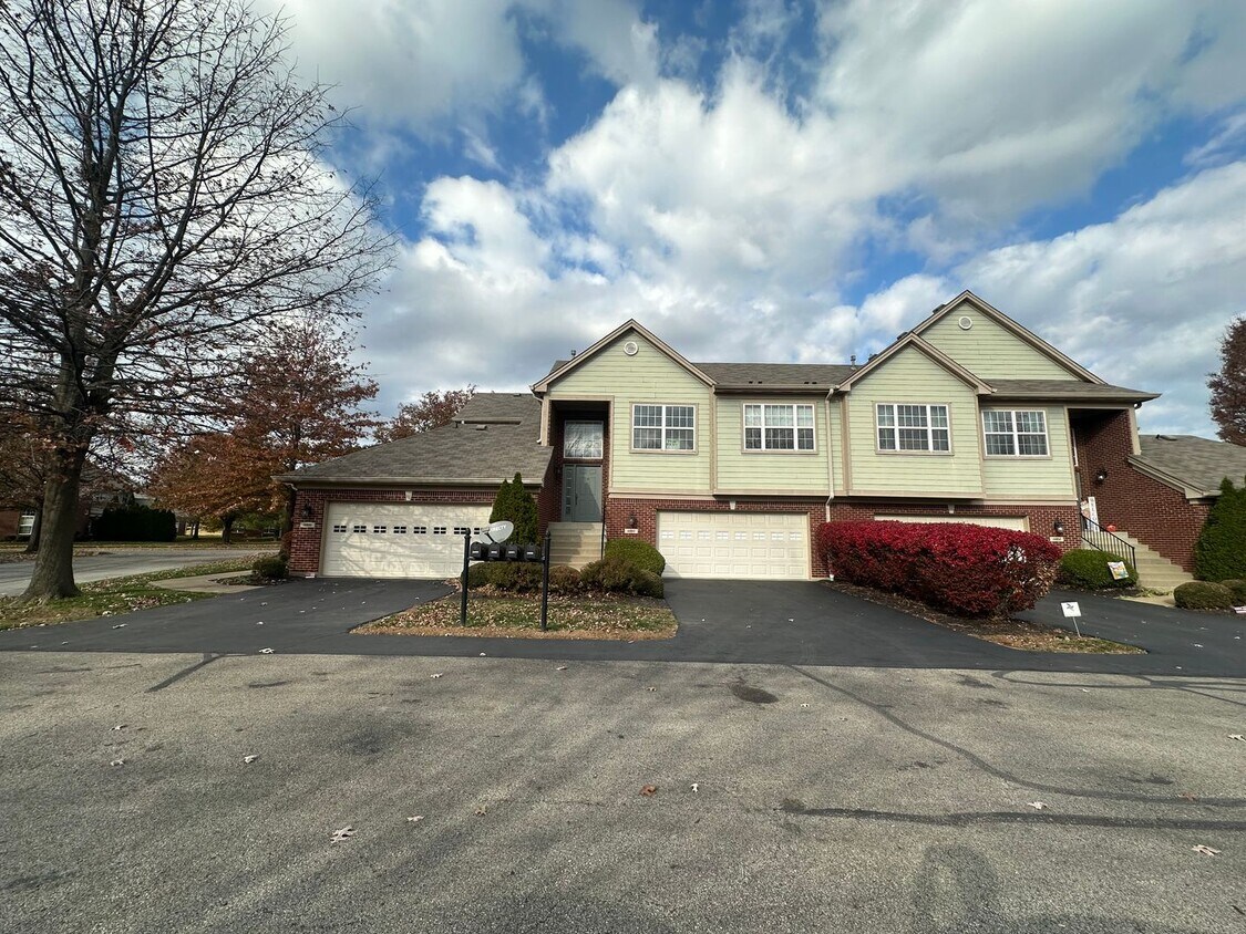 Foto principal - Spacious 2BR/2BA Townhome in Cobblestone F...