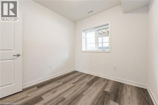 Building Photo - 205 W Oak Trl