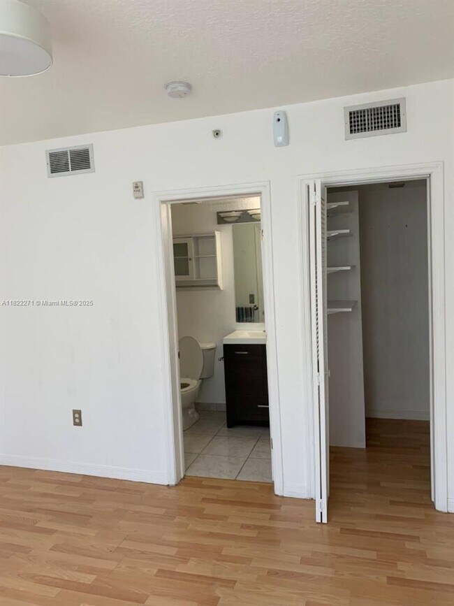 Building Photo - 1 bedroom in Miami Beach FL 33141