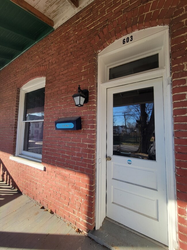 Building Photo - 603 E Spruce St