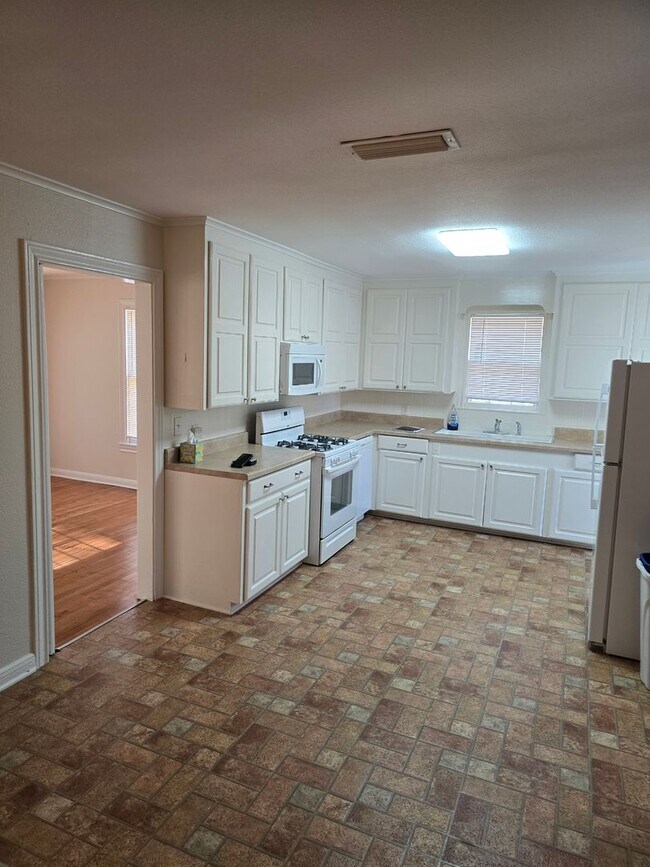 Foto del edificio - Broadmoor Historical  3 Bedroom 2 Bathroom